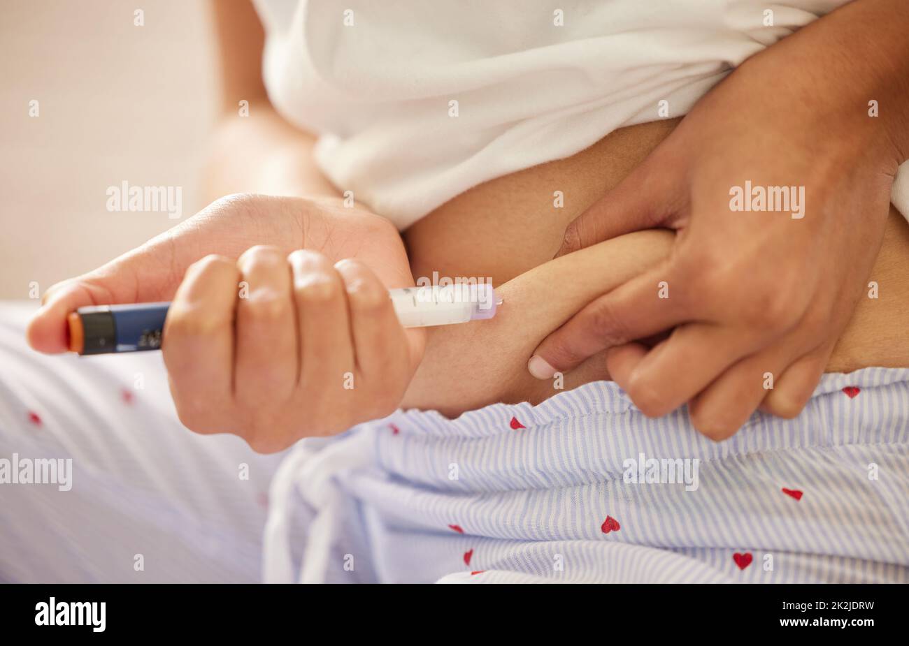 Zeit für etwas Insulin. Nahaufnahme einer unkenntlichen Frau, die sich zu Hause mit Insulin in den Magen spritzt. Stockfoto