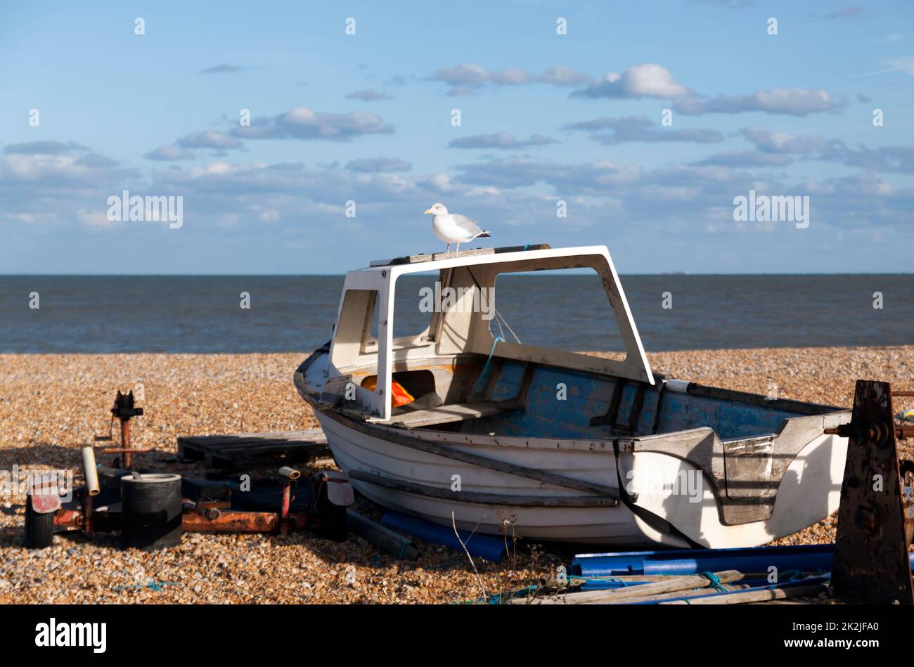 Möwen sitzen auf einem alten Boot, das am Deal Beach, Kent, aufgestellt wurde Stockfoto