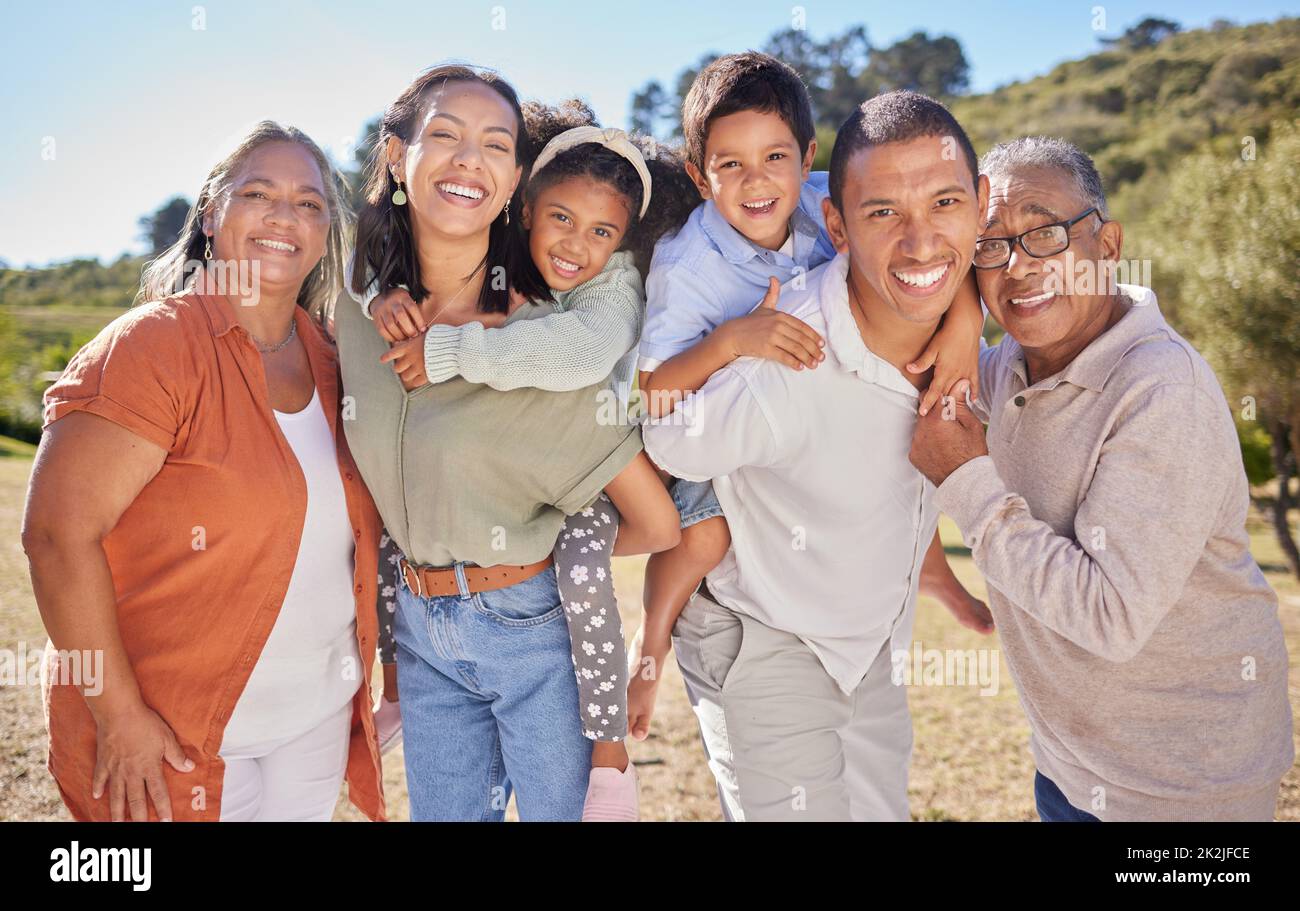 Große Familie, Porträt und glückliches Lächeln von Mutter, Vater und Kindern auf einer Wanderung oder Spaziergang mit Großeltern. Das Glück der Menschen aus Mexiko auf einem Spaziergang und Stockfoto