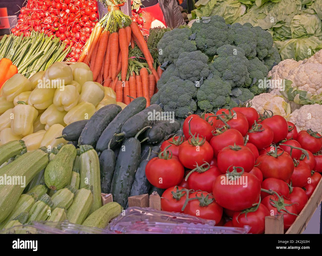 Ein Haufen frisches Bio-Gemüse auf dem Markt Stockfoto