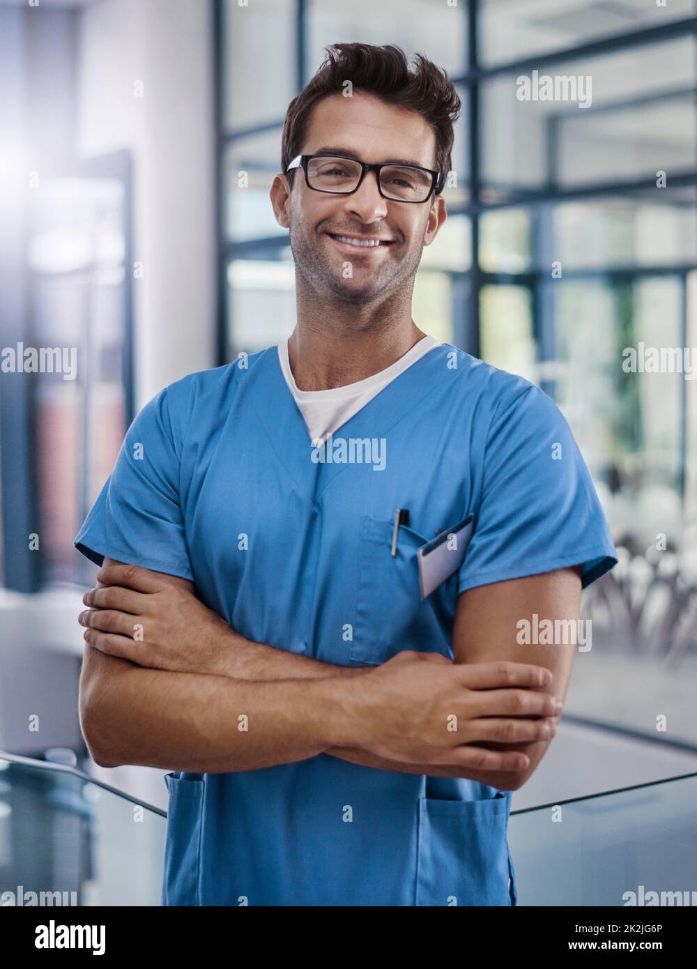 In dem Geschäft der Verbesserung Ihrer Gesundheit. Porträt eines jungen, hübschen männlichen Arztes, der in einem Krankenhaus arbeitet. Stockfoto