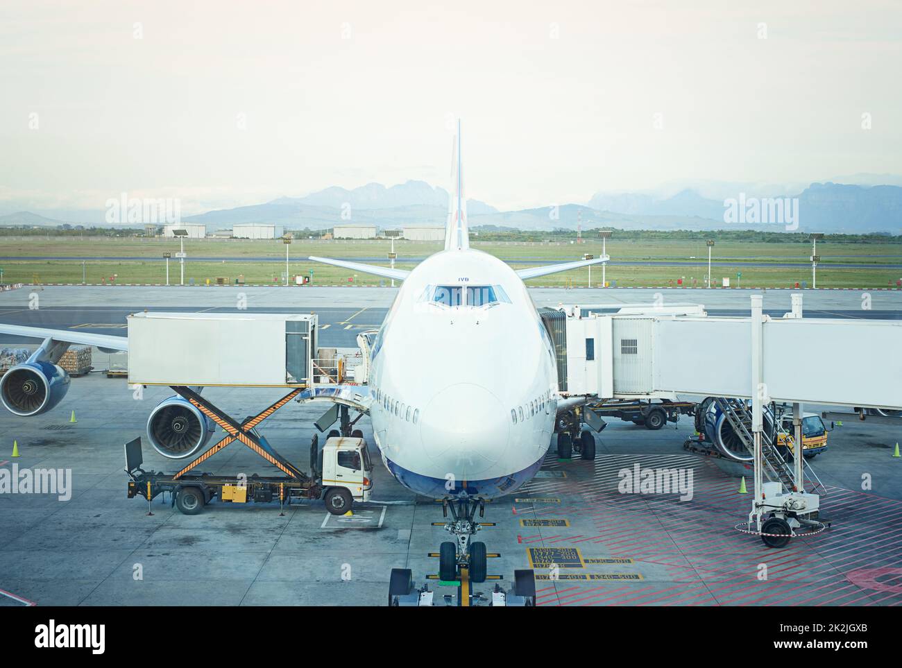 Lassen Sie Ihre Träume hoch fliegen. Aufnahme eines Flugzeugs auf einem Flughafen. Stockfoto