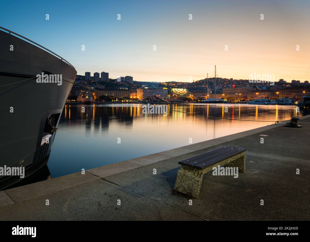 Nachtszene in der Stadt Rijeka, Hafen in Kroatien Stockfoto