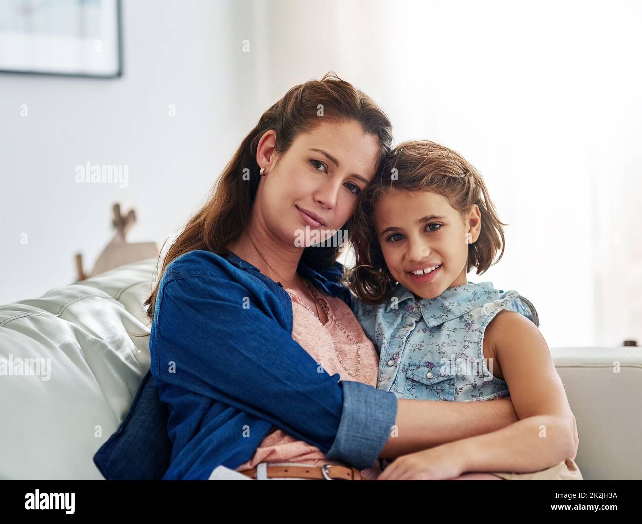 Die Familienzeit ist die wichtigste Zeit. Porträt einer Mutter und Tochter, die zu Hause einige Zeit miteinander verbringen. Stockfoto