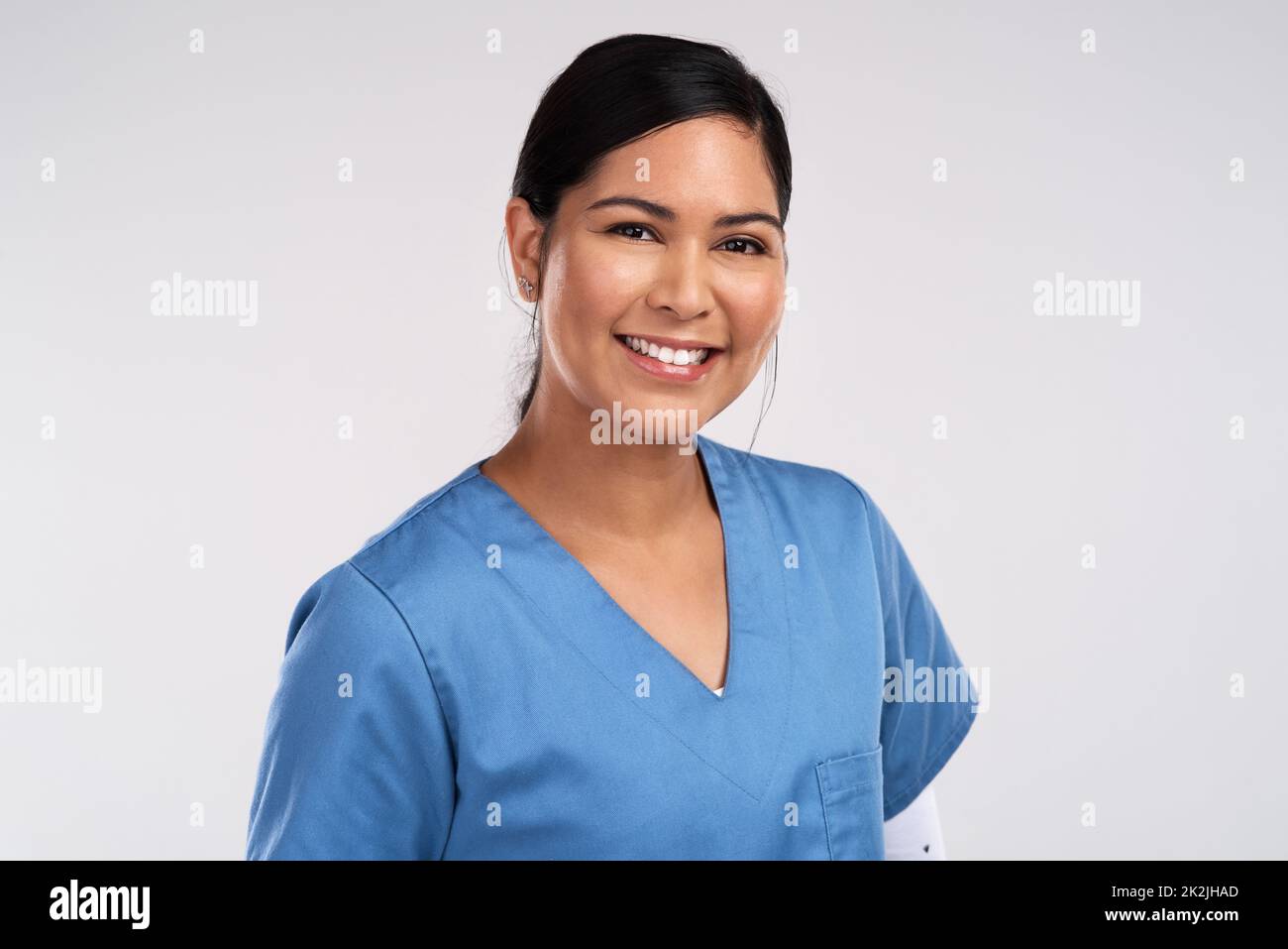 Medizin heilt Krankheiten, Ärzte heilen Menschen. Porträt eines jungen schönen Arztes in Peelings vor weißem Hintergrund. Stockfoto
