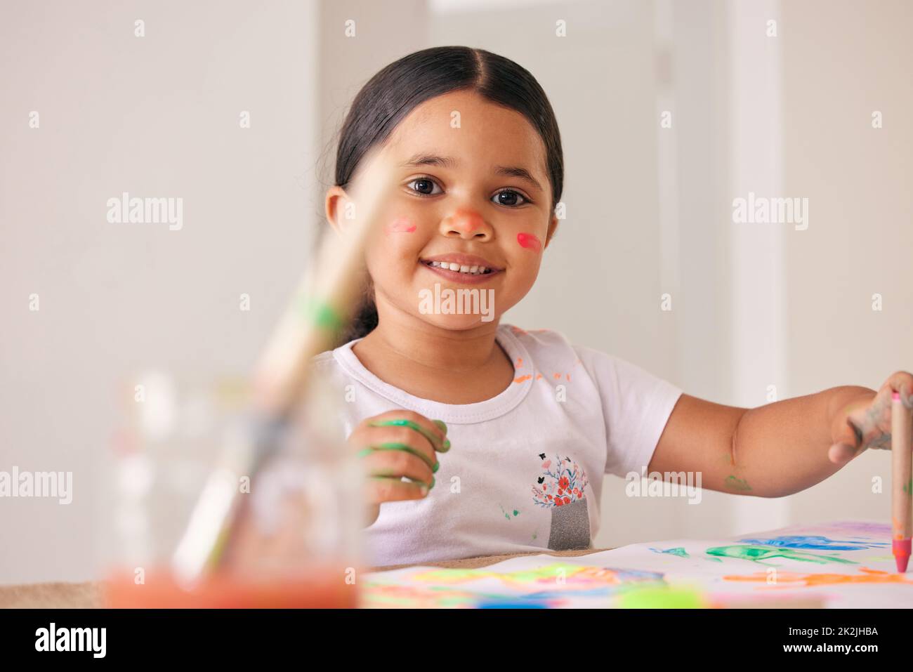 Lassen Sie sie sich durch Kunst ausdrücken. Aufnahme eines entzückenden kleinen Mädchenbildes, während Sie an einem Tisch sitzen. Stockfoto