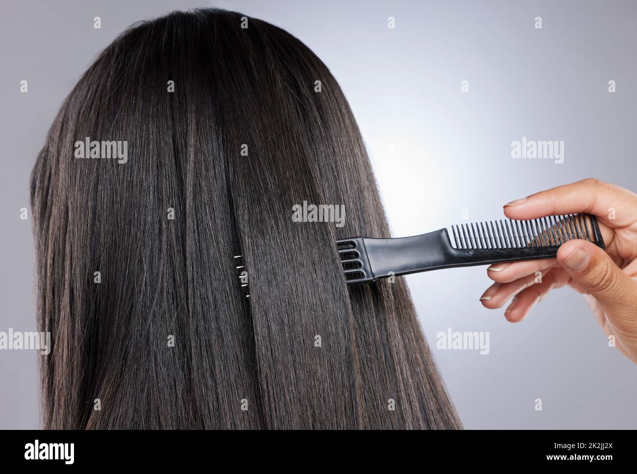 Dicke, glänzende Strähnen gehen einen langen Weg, um das Haar gesund aussehen zu lassen. Studioaufnahme einer Frau mit gesunden braunen Haaren. Stockfoto