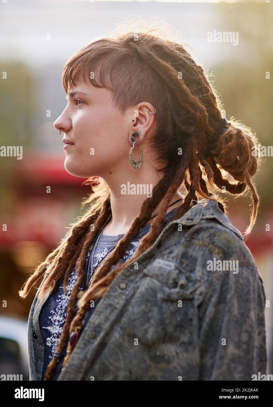 Auf den neuesten Trends. Aufnahme einer jungen Frau mit Dreadlocks und Piercings im Freien. Stockfoto