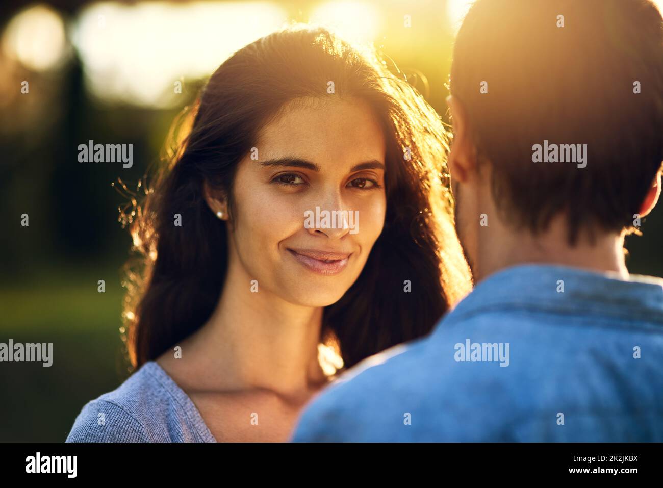 Er ist wirklich die Liebe meines Lebens. Porträt einer jungen Frau, die sich im Freien mit ihrem Freund verbunden hat. Stockfoto