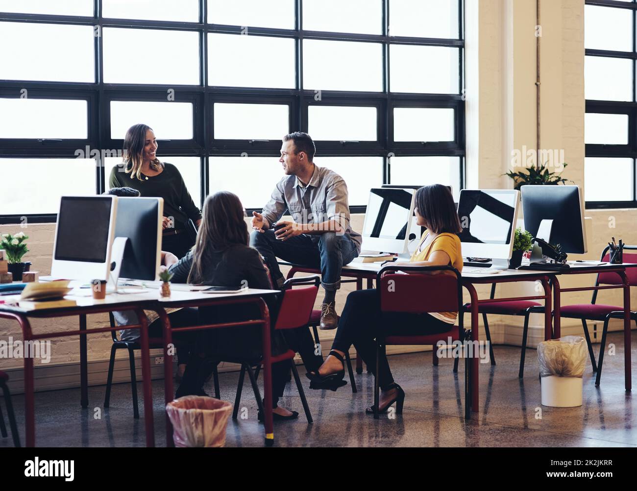 Je mehr Kreativität Sie nutzen, desto mehr haben Sie. Aufnahme kreativer Mitarbeiter, die in einem modernen Büro ein Meeting abhalten. Stockfoto