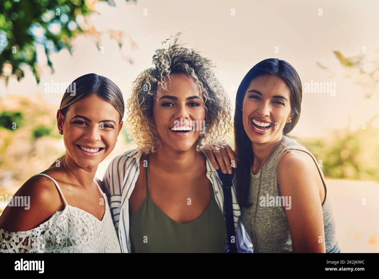 Mädchen müssen zusammenhalten. Porträt einer Gruppe von Freunden, die sich im Freien zusammenschließen. Stockfoto