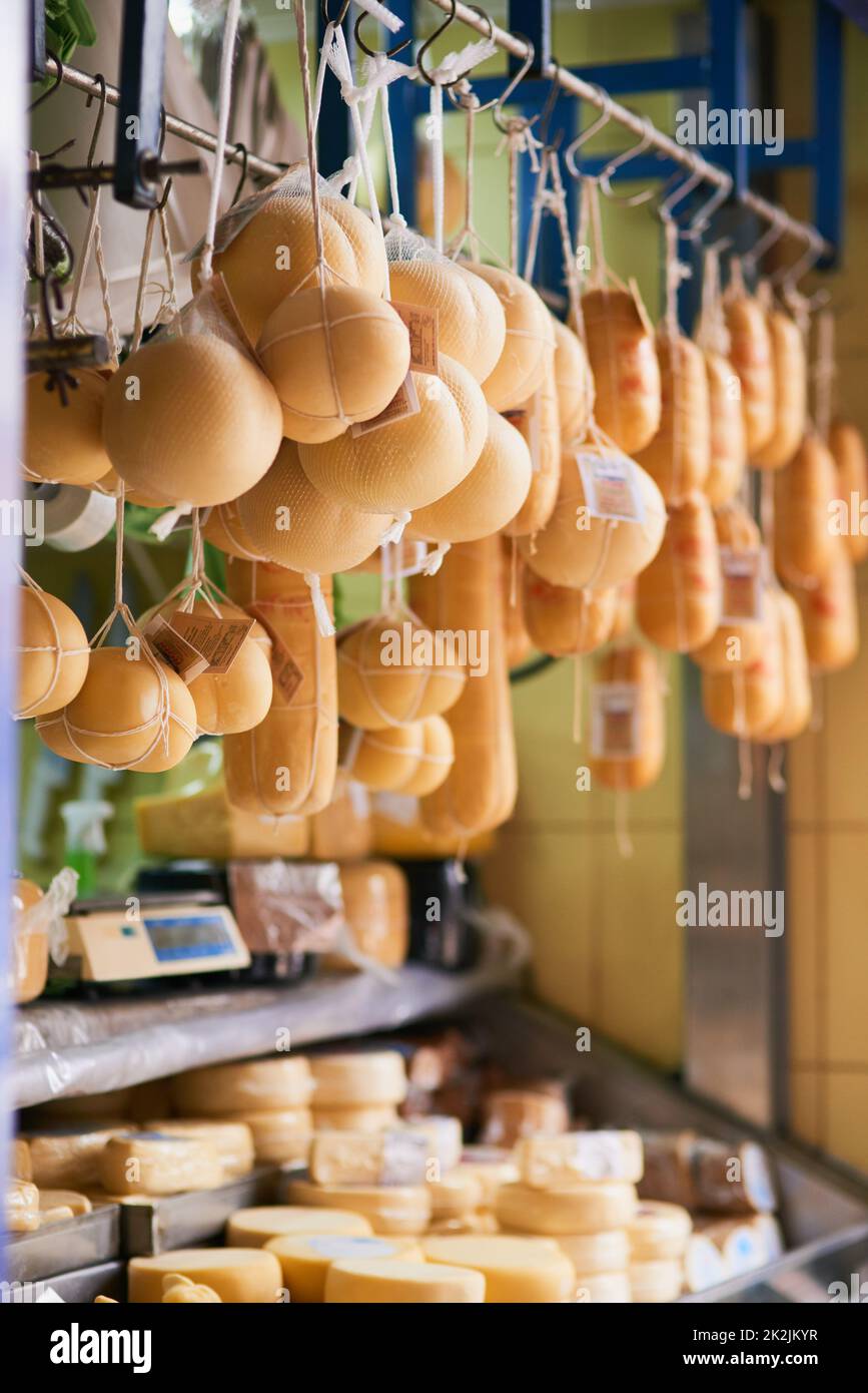 Sagen Sie Käse. Aufnahme einer Vielzahl verschiedener Käsesorten, die tagsüber an einem Marktstand im Freien gruppiert wurden. Stockfoto