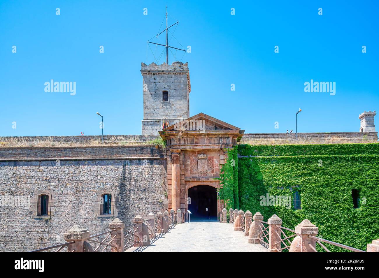 Montjuic Castle oder Fort. Symmetrische Ansicht des Gebäudeeingangs. Stockfoto