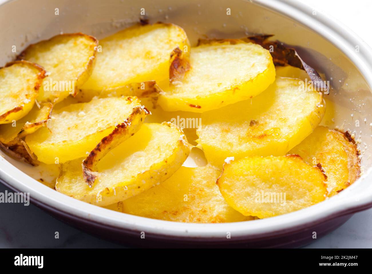 Kartoffeln mit geriebenem Käse gebacken Stockfoto