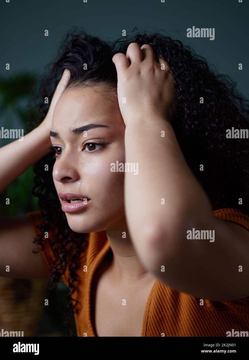 Wie entwirr ich meinen Geist? Aufnahme einer jungen Frau, die sich zu Hause ängstlich fühlt. Stockfoto