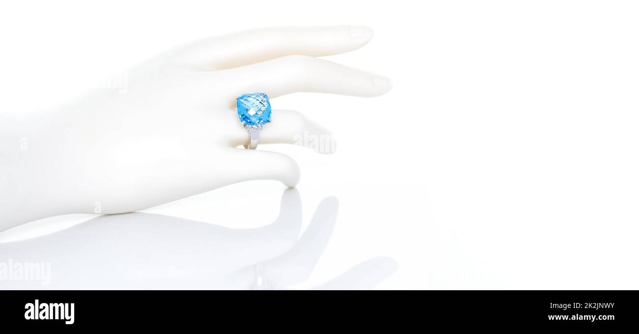 Kissen geschnitten blauen Topas Ring auf Kunststoff Schaufensterpuppe weibliche Hand. Kollektion von natürlichen Edelsteinen Accessoires. Studioaufnahme Stockfoto