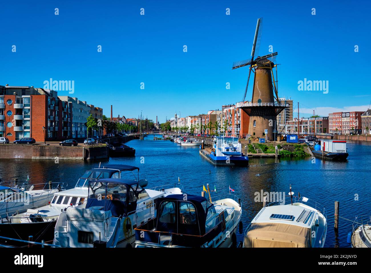 Blick auf den Hafen von Delfshaven und die alte Getreidemühle De Destilleerketel. Rotterdam, Niederlande Stockfoto