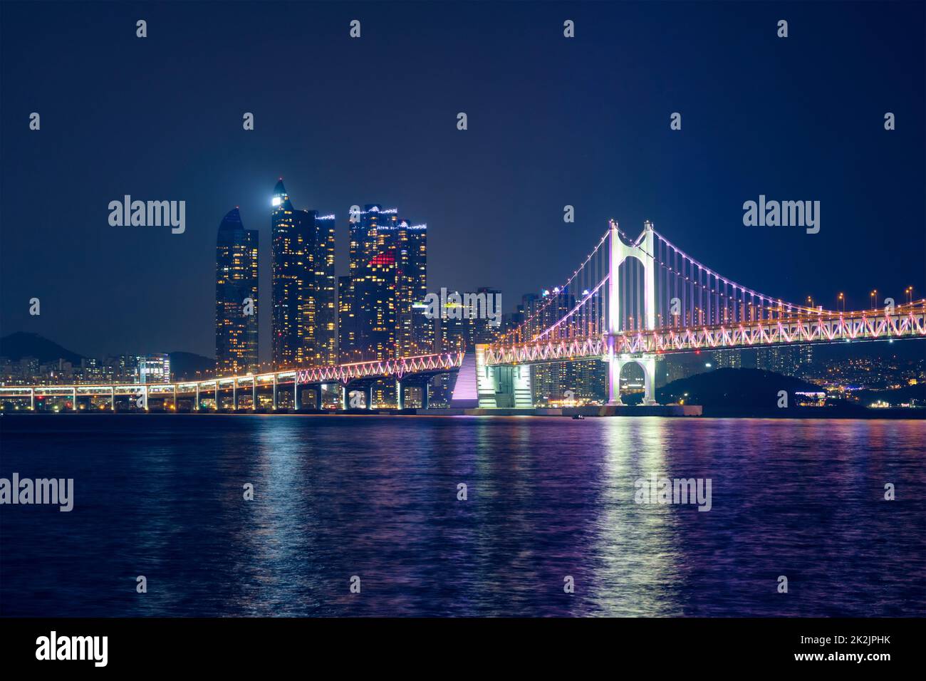 Gwangan Brücke und Wolkenkratzer in der Nacht. Busan, Südkorea Stockfoto