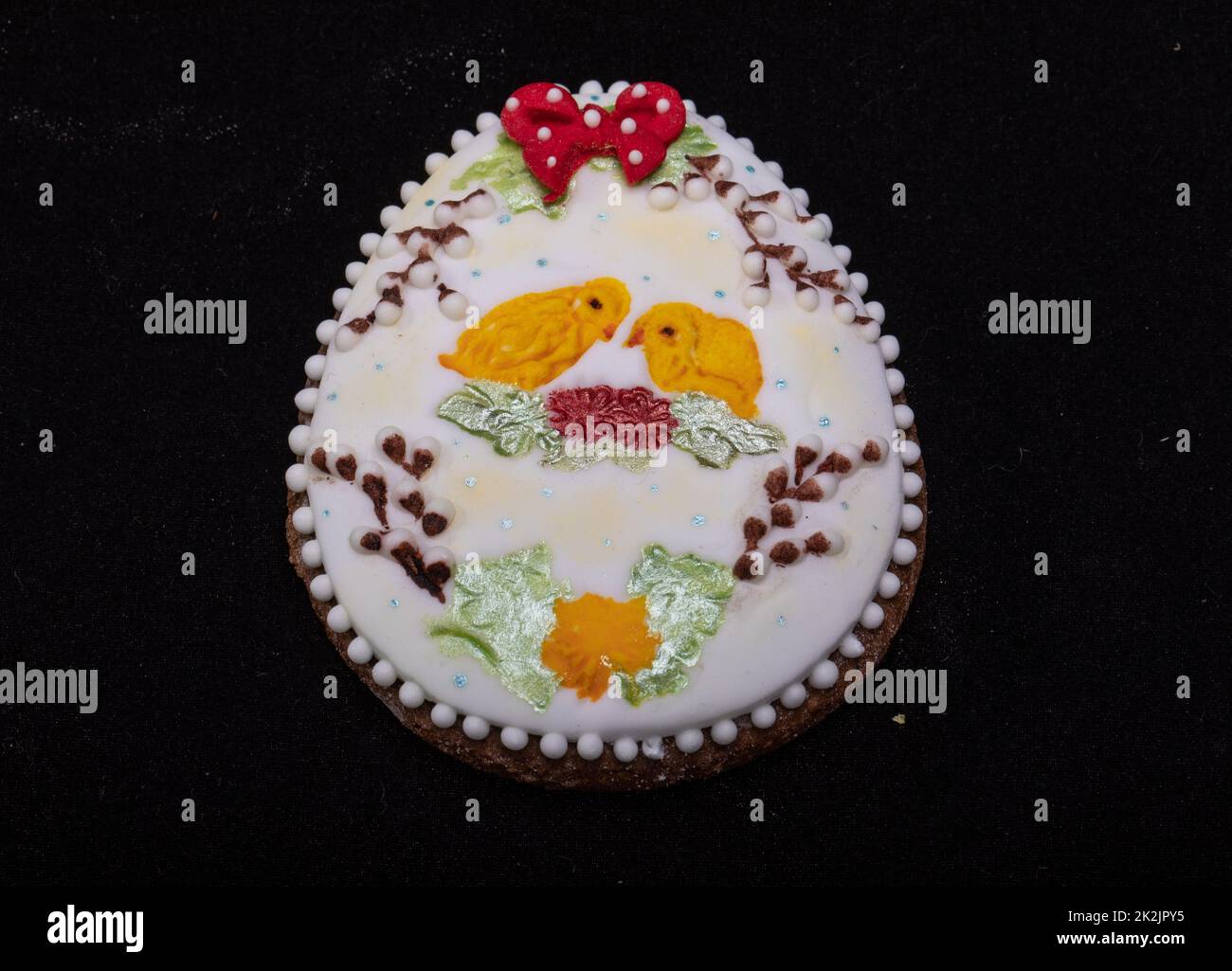 Osterdekoration mit floralen Motiven und zwei gelben Hühnern Stockfoto