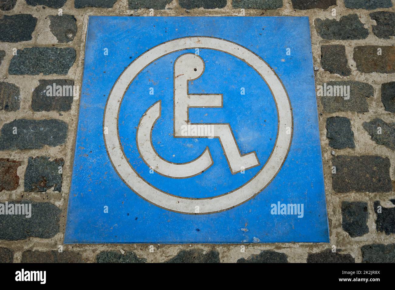 Schild für Behindertenparkplätze auf dem Boden Stockfoto