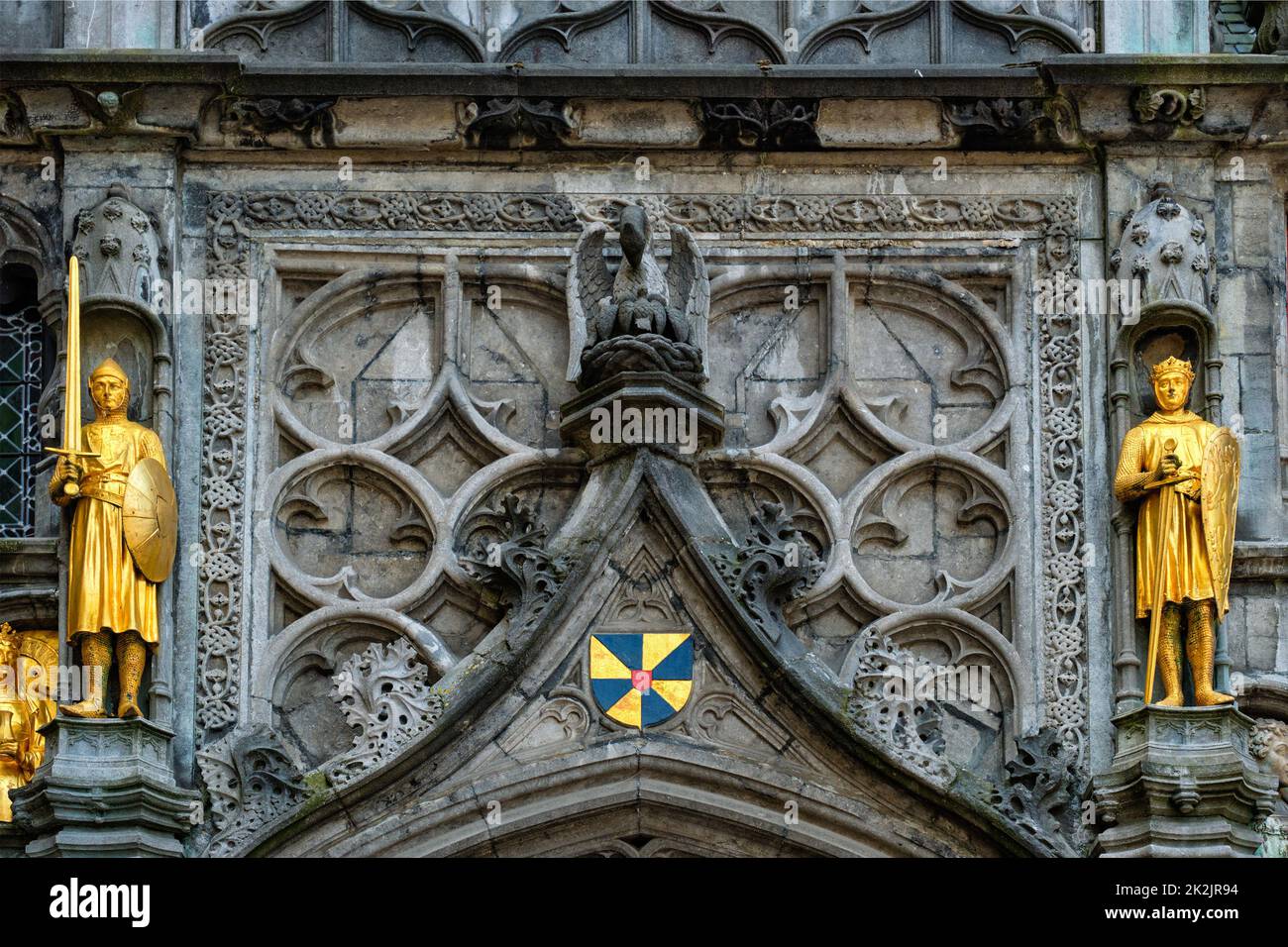 Goldene Statuen an der Fassade der Basilika des Heiligen Blutes in Brügge, Belgien Stockfoto