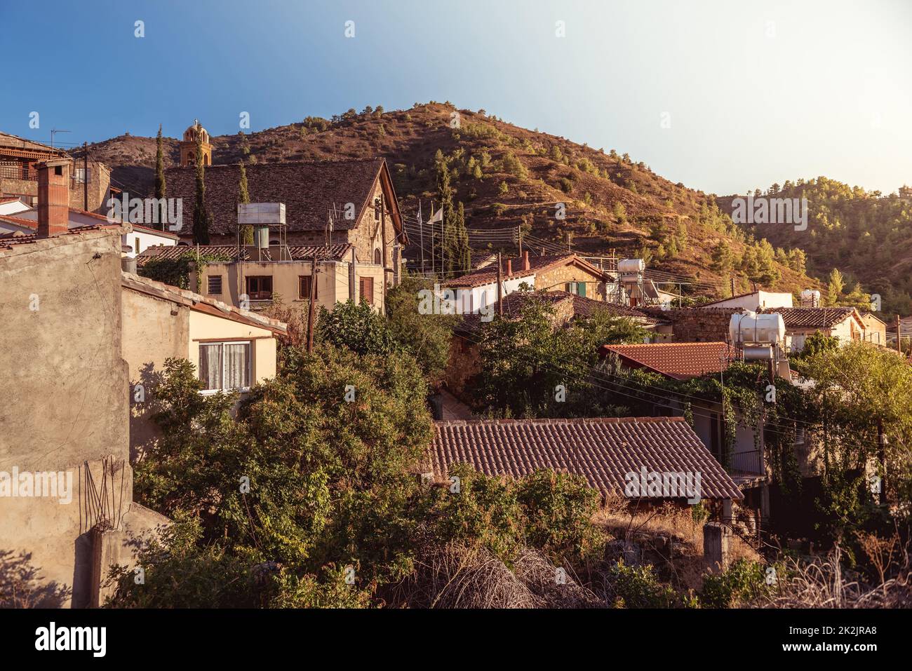 Das Dorf Gourri. Ein Dorf im zyprischen Bezirk Nikosia. Farbtonoptimiertes Foto Stockfoto