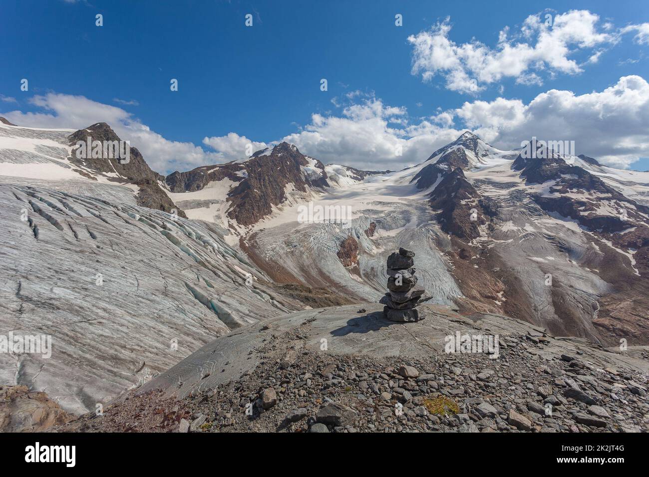 Steine signalisieren mit Gepatschferner und Palla Bianca Gipfeln Gletscherhintergrund Stockfoto