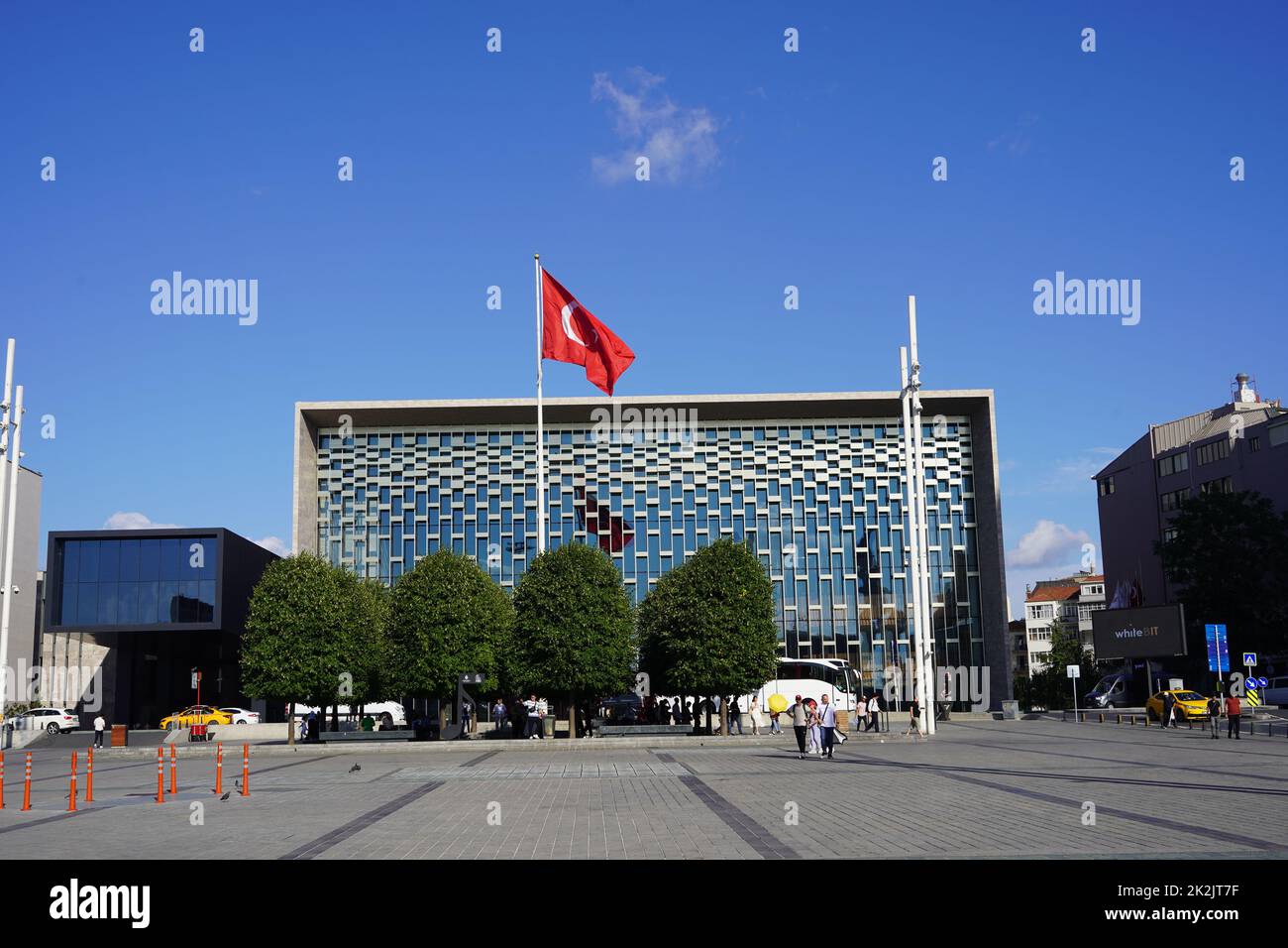 Taksim, Istanbul, Türkei - AGUST 2022 : Außenansicht des neu errichteten Atatürk Kultur Merkezi (Kulturzentrum), eines Mehrzweck-Kulturzentrums Stockfoto