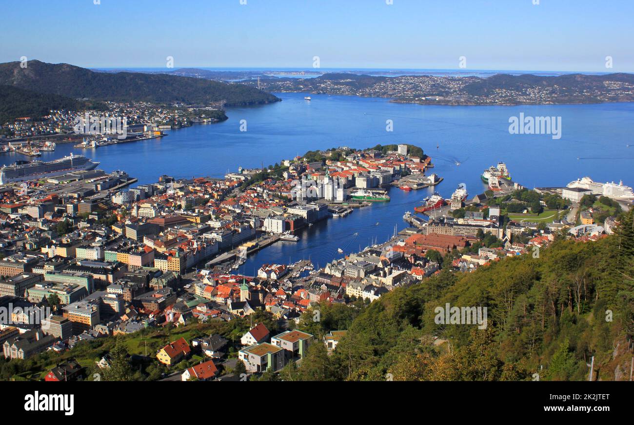 Der Blick über Bergen und seinen Hafen von der Seilbahn aus an einem sonnigen Tag Stockfoto