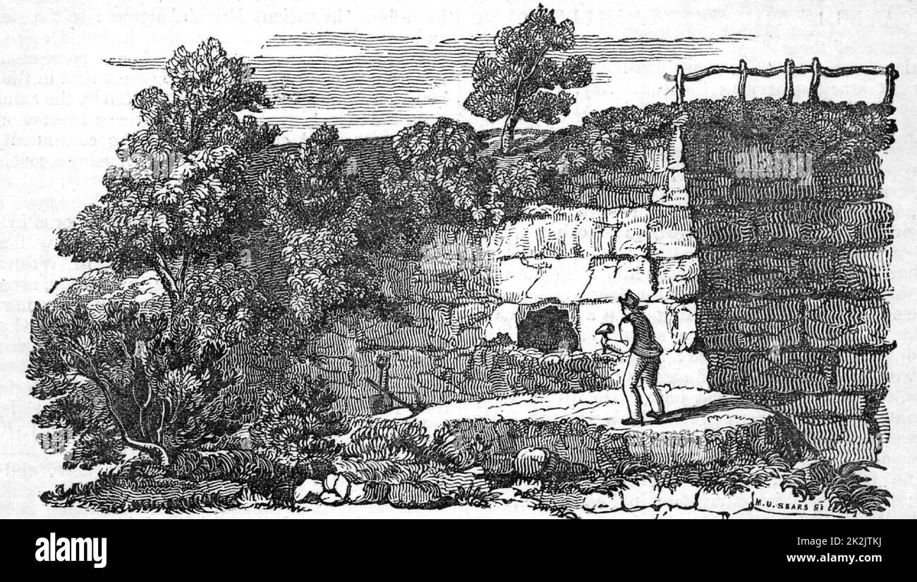 Eingang zur Kirdkale Cave, etwa 25 Meilen von York, England. Entdeckt im Jahr 1821, als Männer, die in einer Bank grubeten, über den vererstickten Eingang kamen. Aus Dem „The Saturday Magazine“ (London, Februar 1833). Der Boden war voller Schlammfragmente von Tiger, Bär, Elefant, Nashorn usw., die anscheinend von Hyänen genagt worden waren. William Buckland (1784-1856), englischer Geologe und Geistlicher, untersuchte die Überreste und kam zu dem Schluss, dass diese Tiere aufgrund einer Katastrophe wie der biblischen Sintflut aus Großbritannien verschwunden waren. Geologie. Paläontologie. Stockfoto