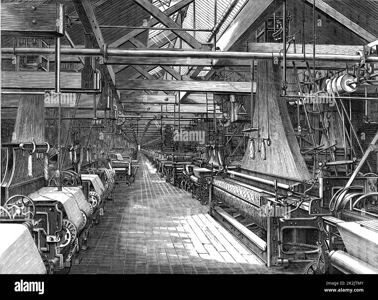 Weaving Shed, St Leonard's Factory von Erskine Beveridge & Company, Dunfermline, Schottland. In diesem Schuppen befanden sich fast 1.000 Jacquard-Webstühle zum Weben von Leinendamast. Der Riemen- und Wellenantrieb, der die Leistung von einer entfernten Dampfmaschine auf die Webstühle überträgt, ist deutlich sichtbar. Aus „Great Industries of Great Britain“ (London, c1880). Gravur. Stockfoto