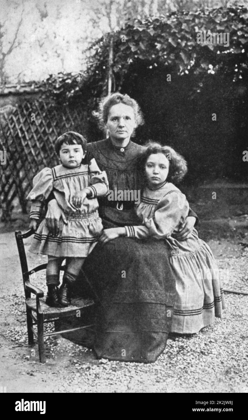 Marie Curie (1867-1934) Polen geborenen französischen Physik mit ihren Töchtern Eva und Irene im Jahr 1908. Stockfoto