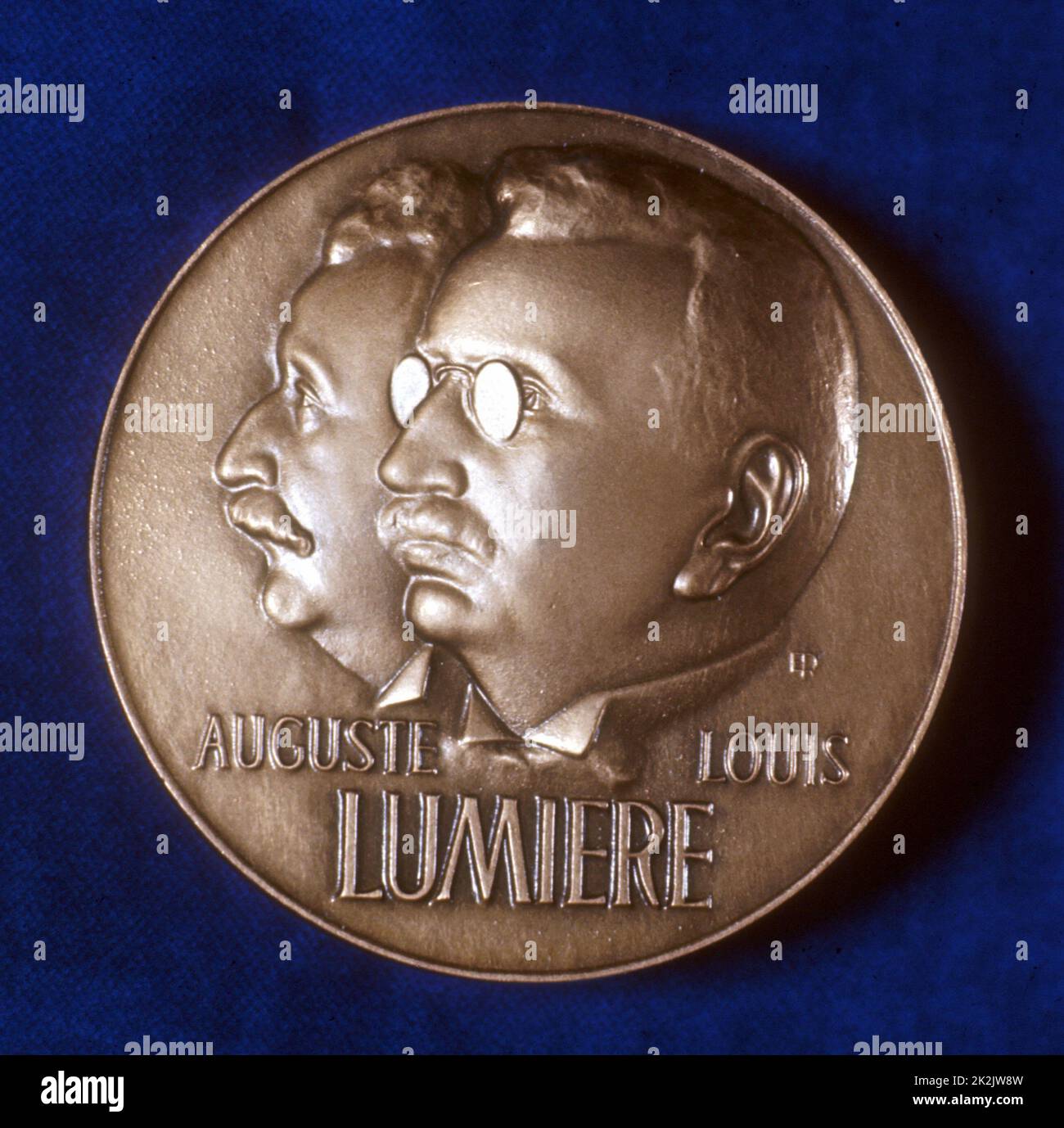 August (1862-1954) und Louis (1864-1948) Lumiere französische Chemiker und Pioniere der Kinematographie. Vorderseite der Medaille zum Gedenken an 50 Jahre Kinematographie (1895-1945) Stockfoto
