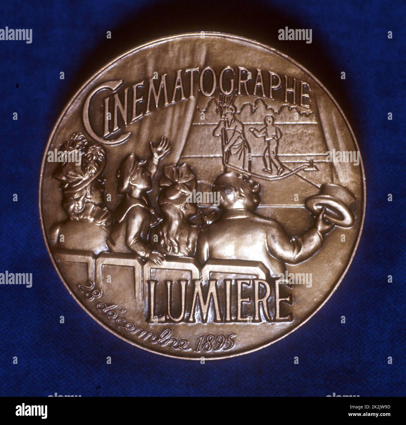 August (1862-1954) und Louis (1864-1948) Lumiere. Französische Chemiker und Pioniere der Kinematographie. Rückseite der Medaille zum Gedenken an 50 Jahre Kinematographie (1895-1945), die ein Publikum beim Betrachten eines Films zeigt Stockfoto
