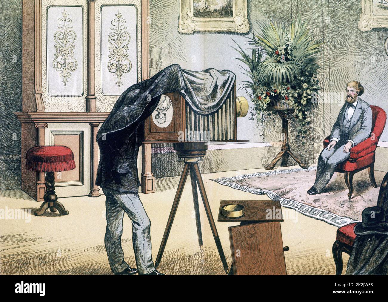 Das Studio des Porträtfotografen mit dem zu fotografierenden Motiv. Chromolithographie um 1890 Stockfoto