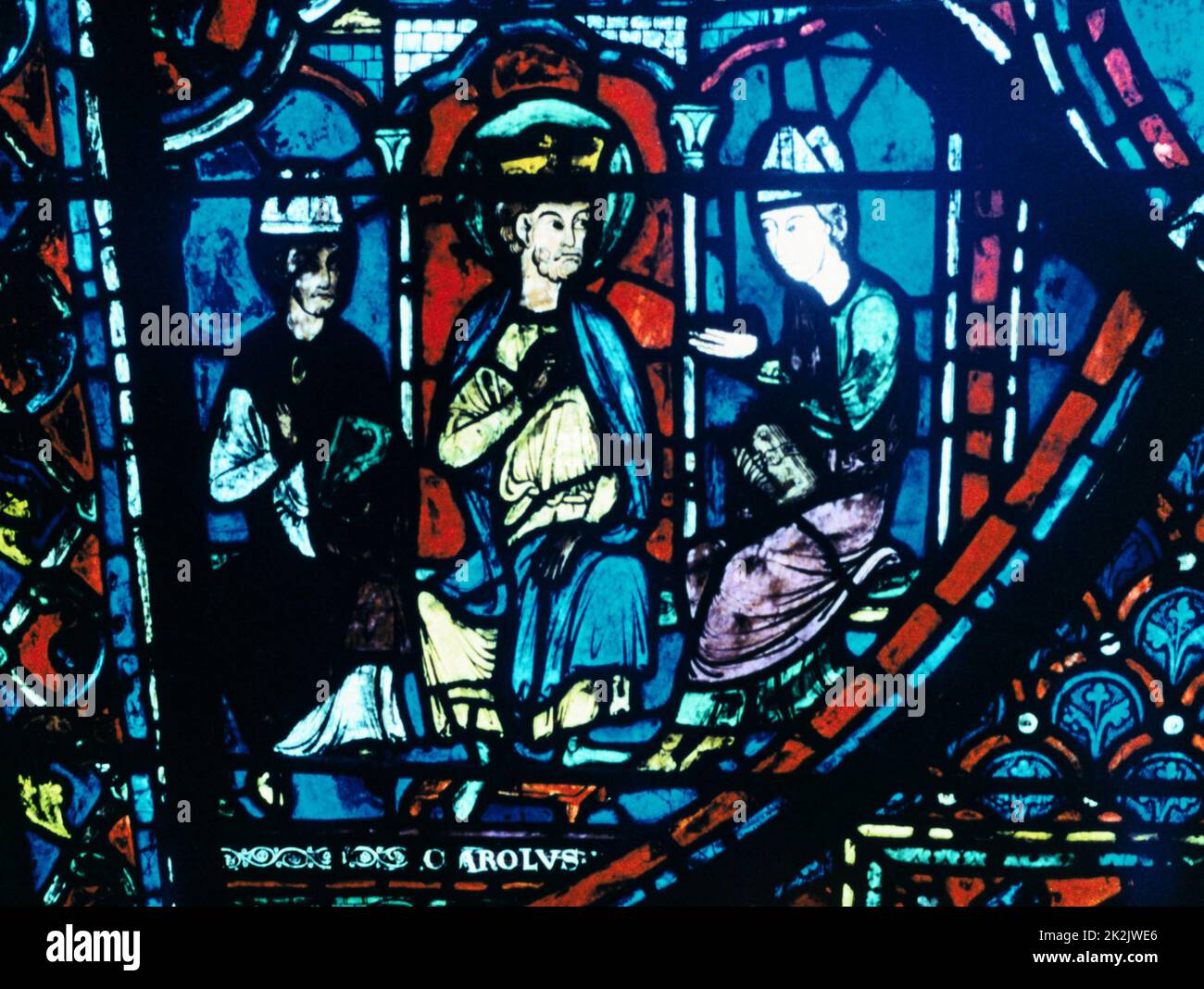 Fleckglasfenster von der Kathedrale von Chartres, XIII Jahrhundert. Kaiser Karl der große empfängt zwei Boten von Kaiser Konstantin V1. Stockfoto