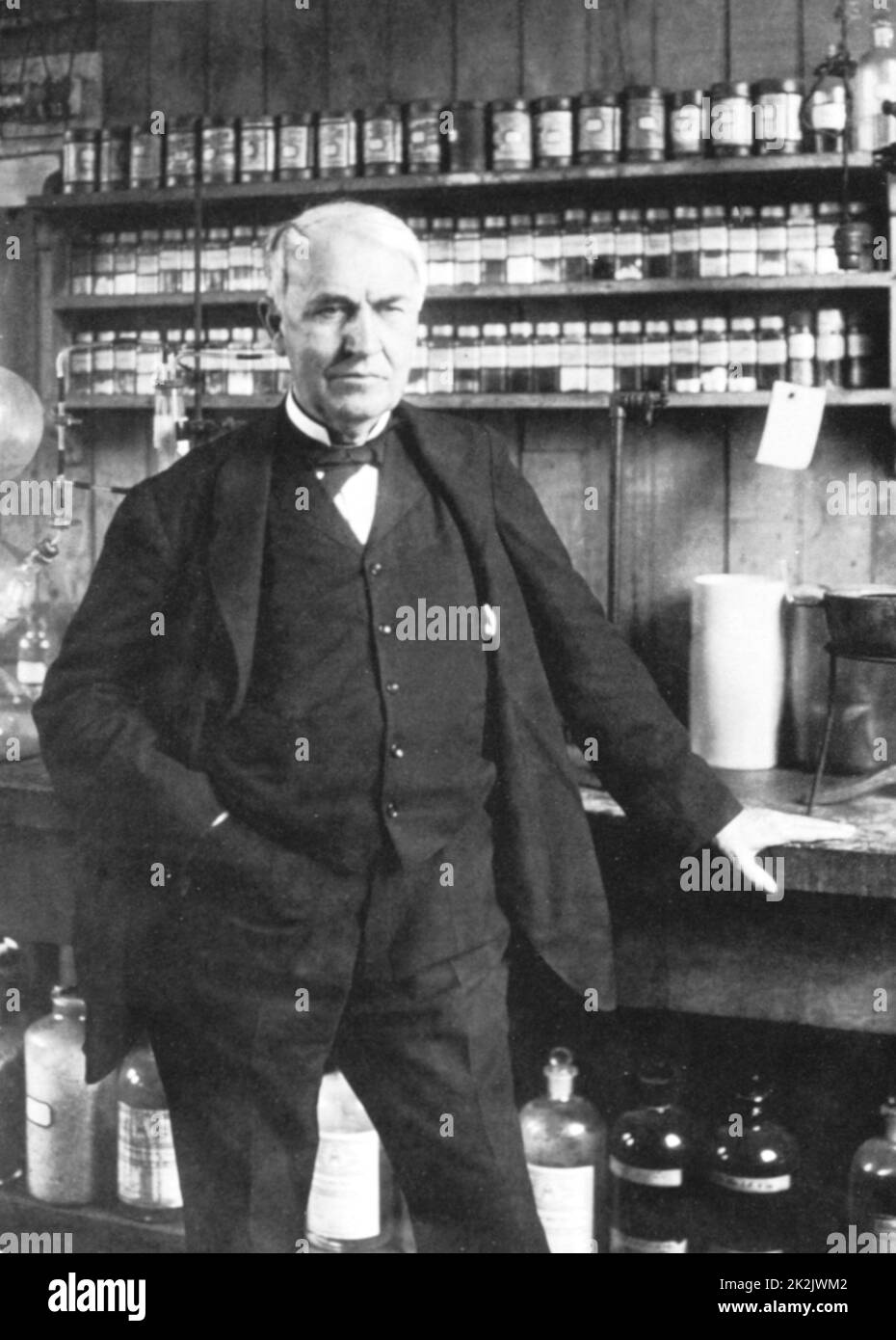 Thomas Alva Edison (1847-1931), amerikanischer Erfinder, in seinem Labor im Menlo Park Stockfoto