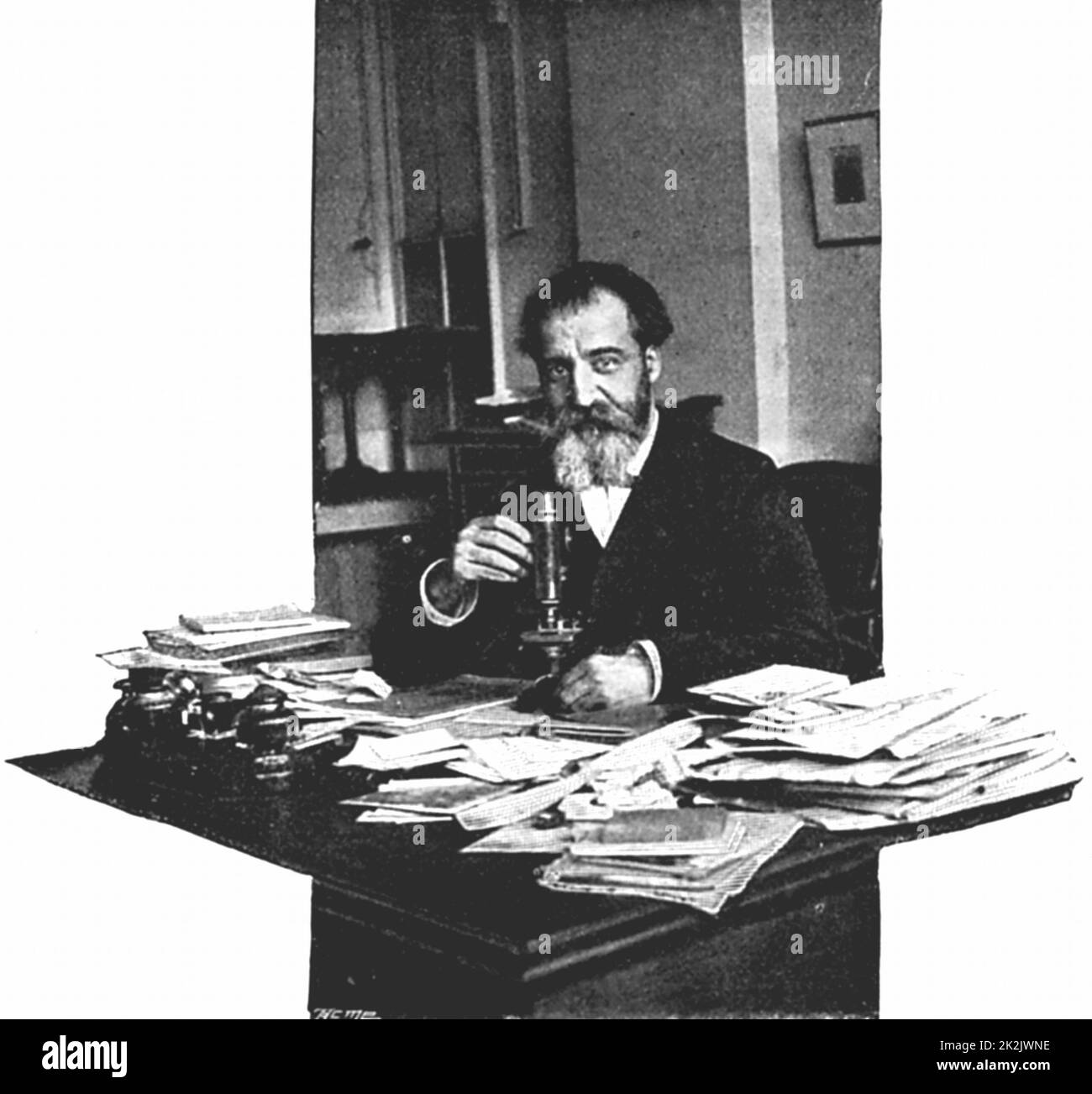Henri MOISSAN (1852-1907) französischer Chemiker, an seinem Schreibtisch in den Edison-Werkstätten in Paris, wo er an der Herstellung künstlicher Diamanten arbeitete. Aus dem „Pearson's Magazine“, London, 1900 Stockfoto