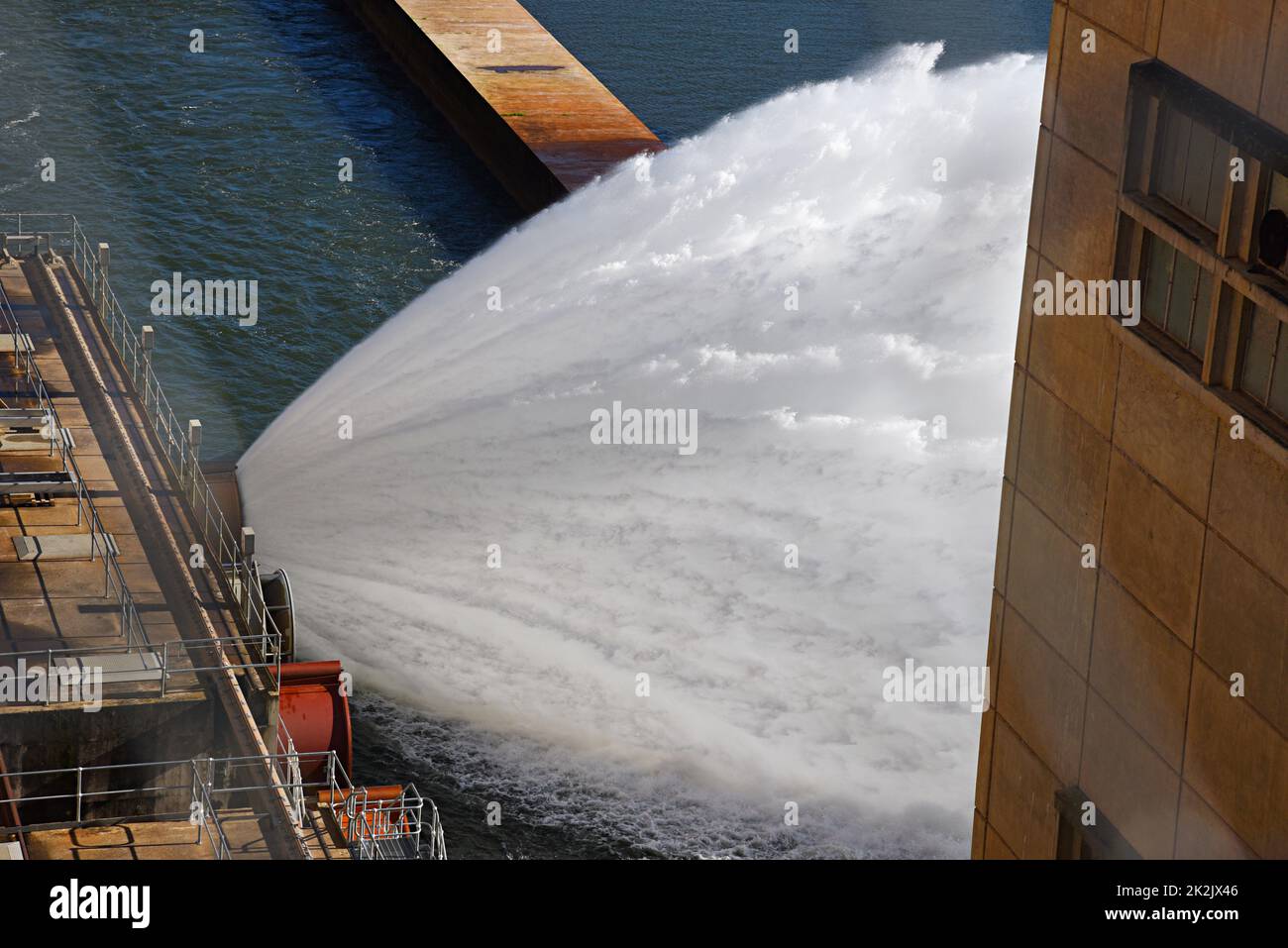 Ein Überlauf von Staudamm, um die kontrollierte Freisetzung von Wasser aus einem Damm oder Deich stromabwärts zu ermöglichen. Stockfoto