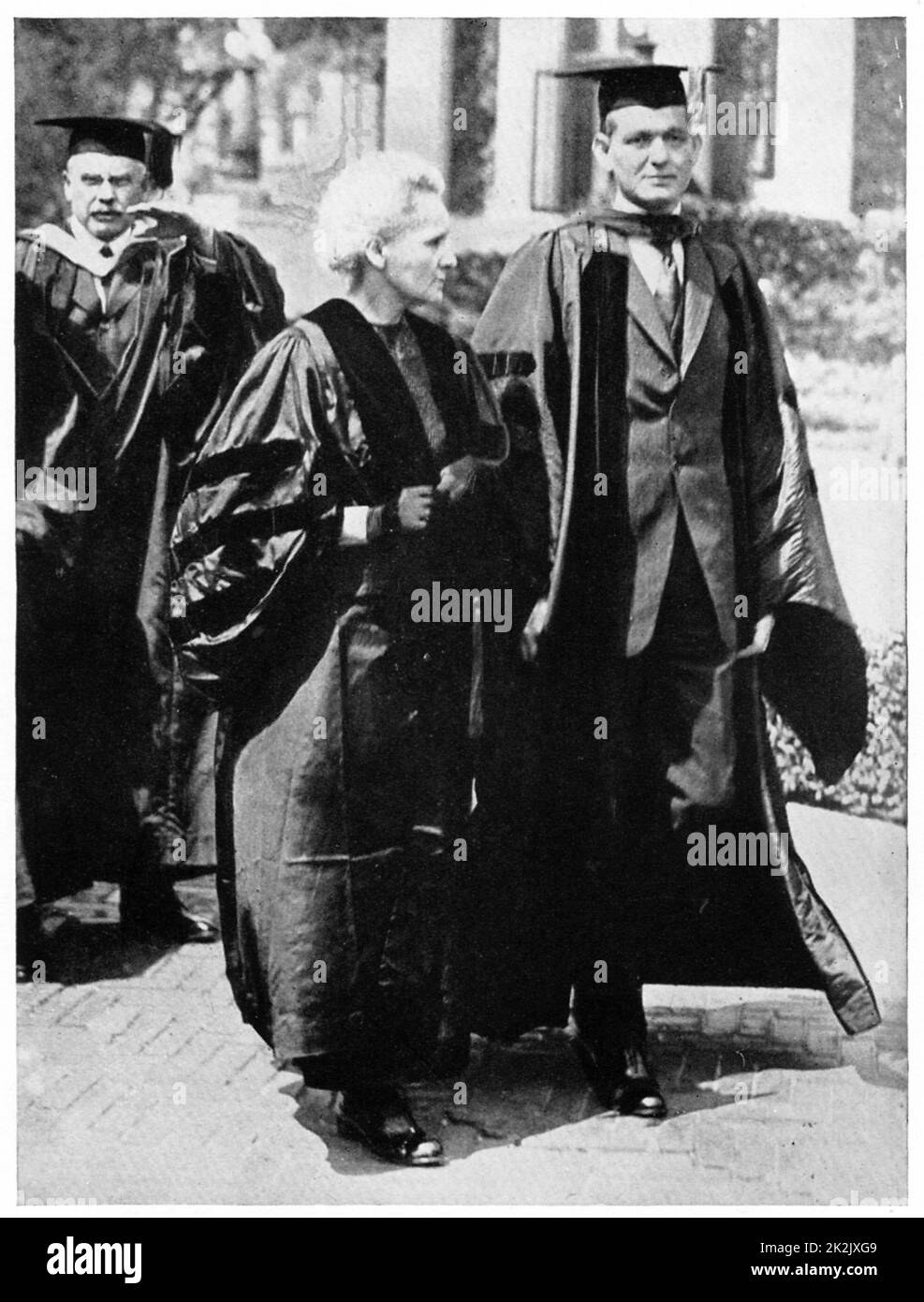 Marie Curie (1867-1934) in Polen geborenen französischen Physiker während ihrer Tour durch die Vereinigten Staaten 1921 mit Dean pegram der Schule der Technik, Columbia University Stockfoto