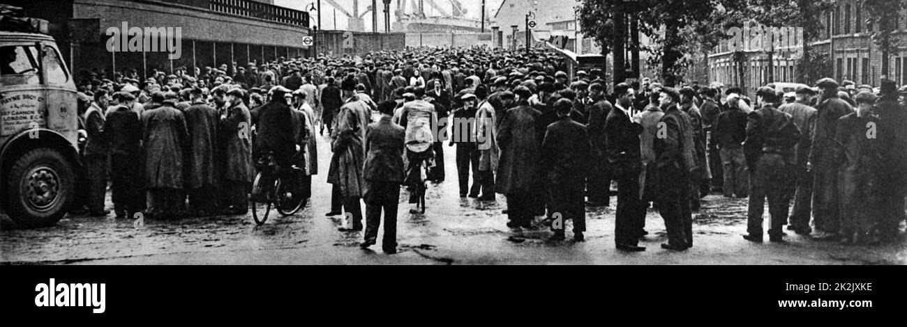 Foto von den Streiks außerhalb der Surrey Docks, Teil von einem Arbeitskonflikt mit Hafenarbeiter. Vom 19. Jahrhundert Stockfoto