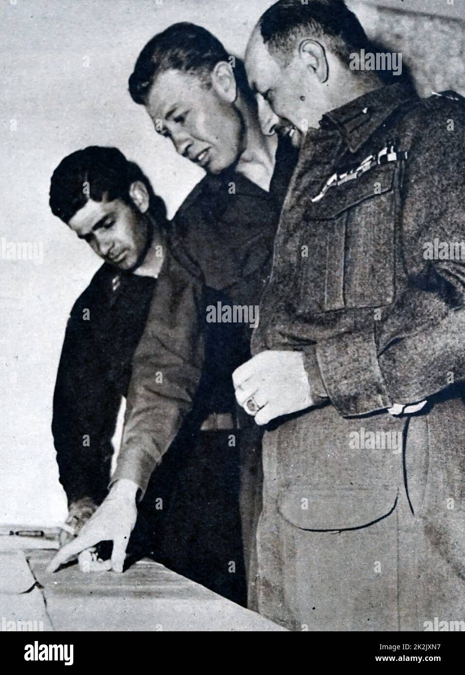 Foto von zwei amerikanischen militärischen Beobachter mit der Griechischen kommandierenden General der Division ein Berg in der Nähe von Koziani, während des Zweiten Weltkriegs. Vom 20. Jahrhundert Stockfoto