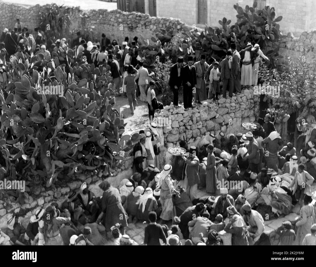 Arabische Demonstrationen am 13. Oktober 1933 in Jerusalem und Jaffa. Füttern aus öffentlichen Mitteln die Hinterbliebenen und Verletzten. Polizeikordon hält die Prozession an. Stockfoto