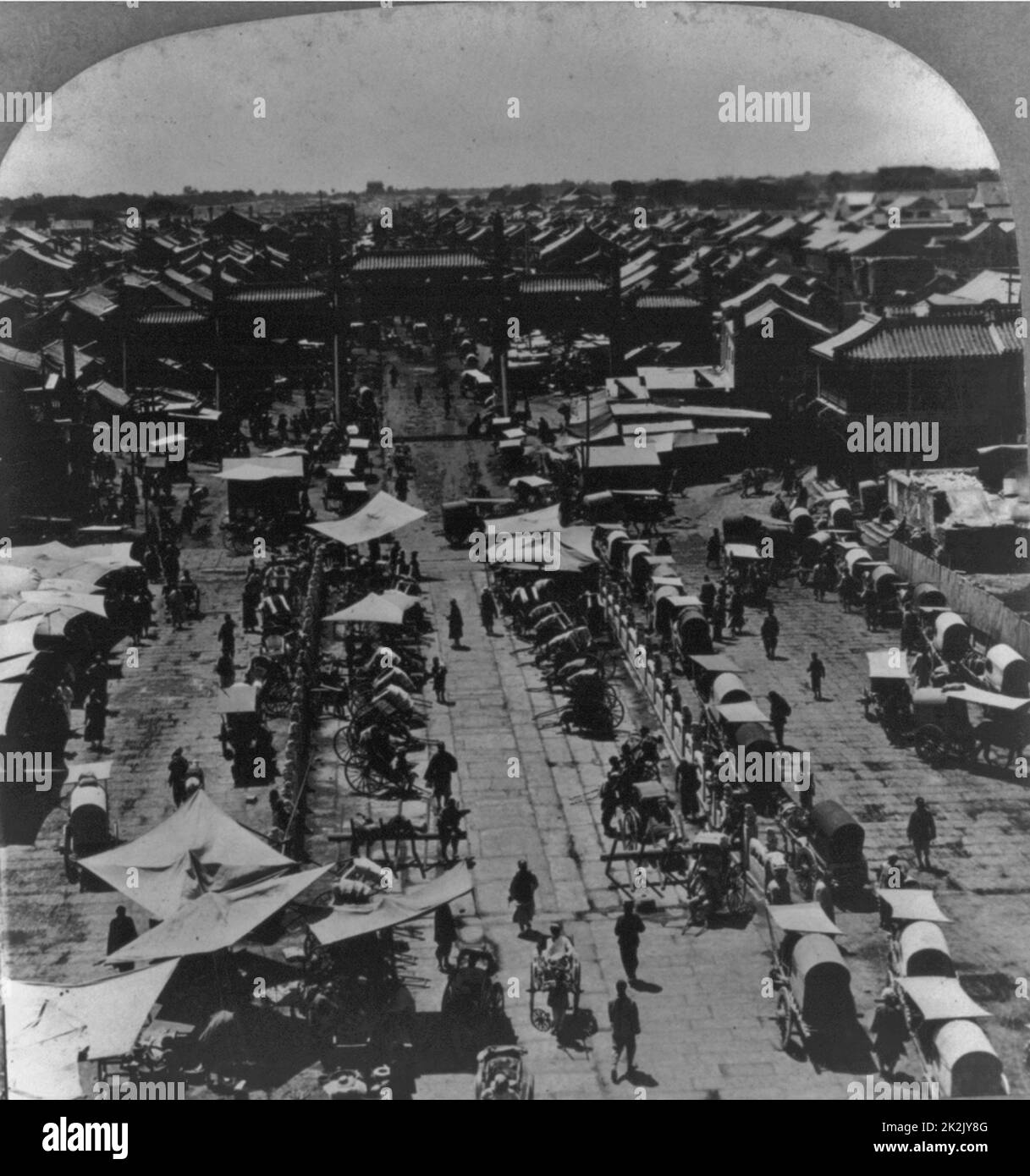 Die Hauptstraße in der chinesischen Stadt von Beijing (Peking), China 1902. Fotodruck auf Stereo-Karte oder stereograph Stockfoto