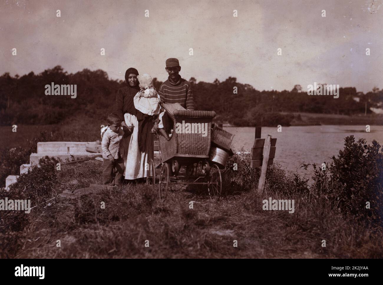 Zur Arbeit. Der Manager sagte: „Wir haben 150 Arbeiter neben den Kindern.“ 1911 Kinderarbeit in Amerika Stockfoto