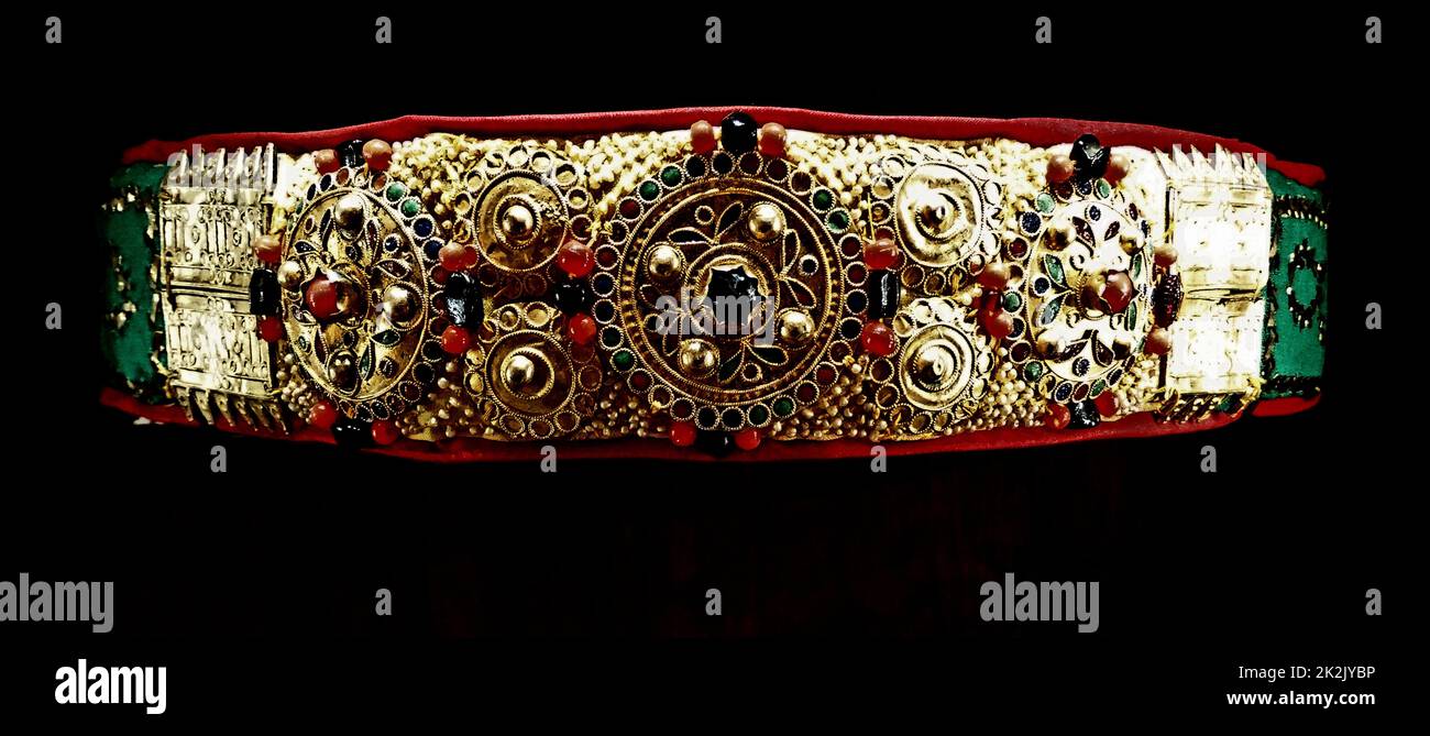 Hochzeit Diadem aus Silber, Emaille, Glas, barocke Perlen hergestellt. Aus Tunesien, Nord-Afrika. Vom 11. Jahrhundert Stockfoto