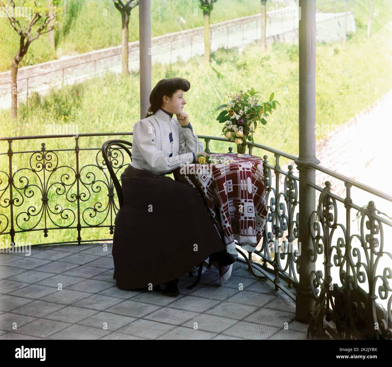 Farbfoto einer jungen Frau aus Italien, 1906 von russischen Fotografen Prokudin-Gorski Stockfoto