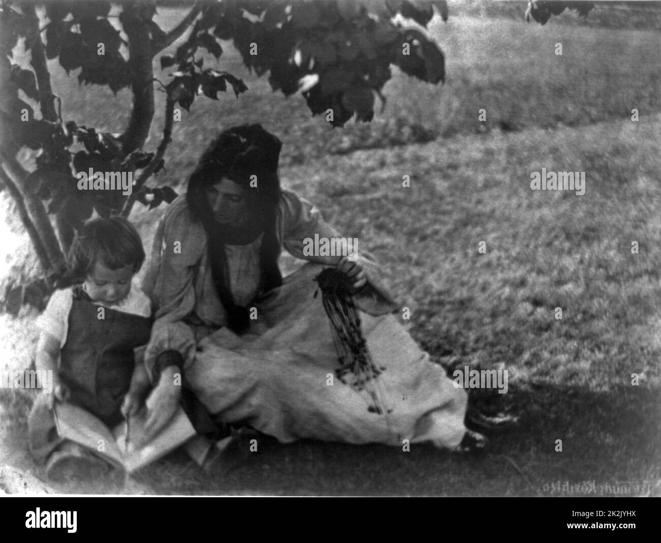 Beatrice Baxter Ruyland und Charles O'Malley, als Kind mit einem Buch auf dem Schoß. Fotodruck [1903] von Gertrude Käsebier. Stockfoto