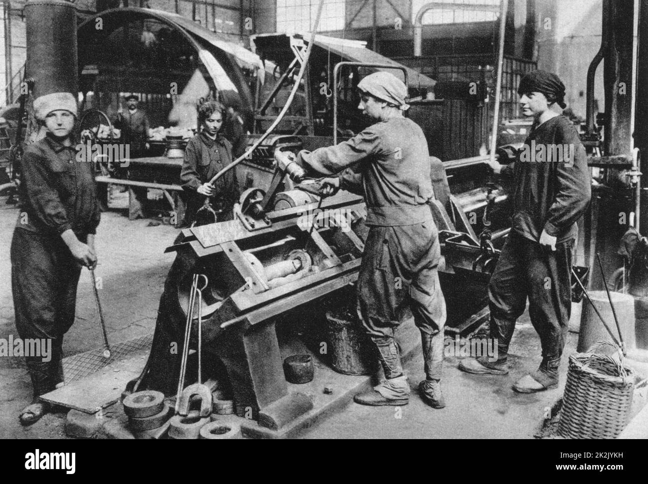 Weltkrieg 1914-1918: Frauen in einer deutschen Munitionsfabrik arbeiten bei einem 125 Tonnen Presse Rillen angeben. Stockfoto