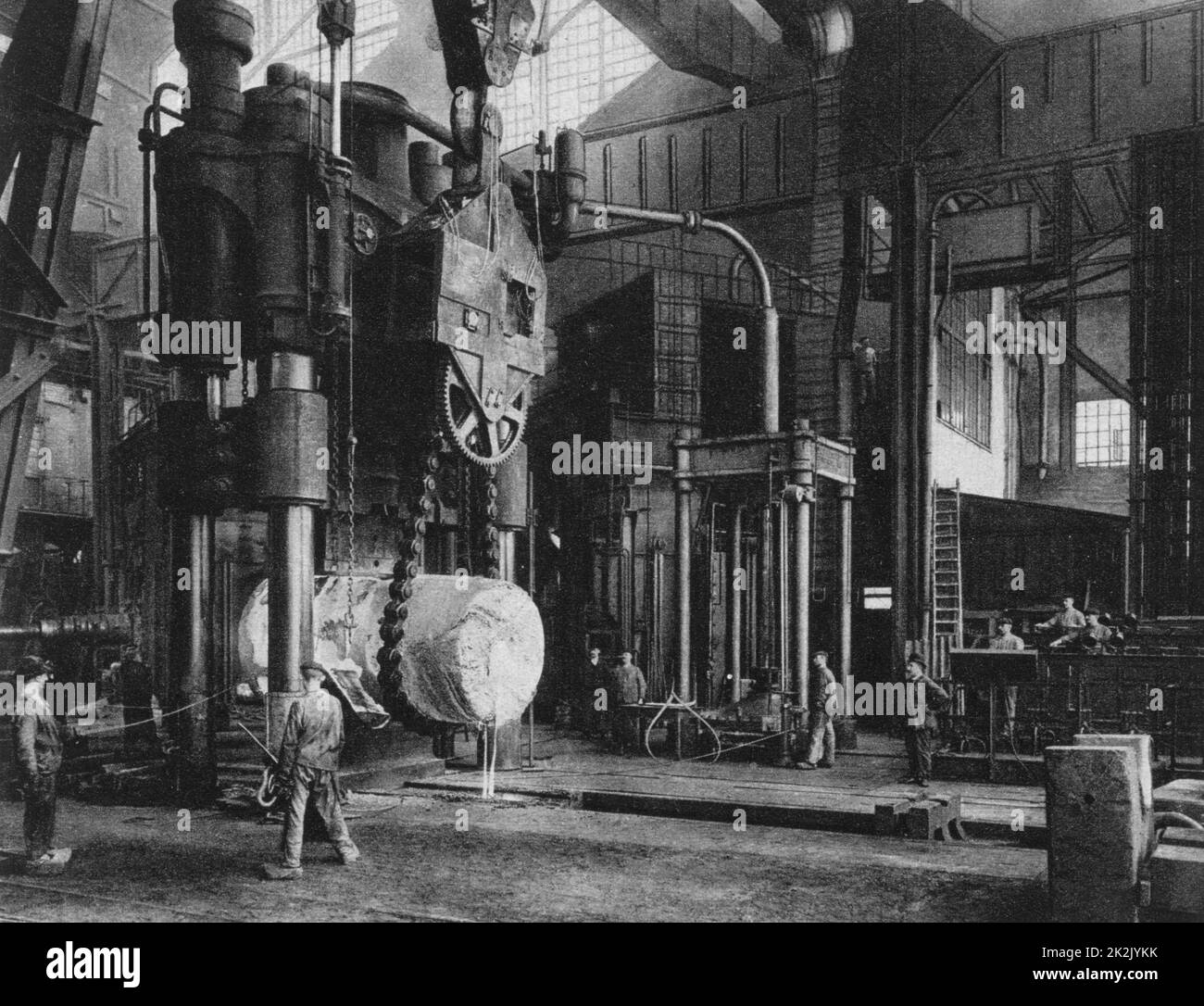 Erster Weltkrieg 1914-1918: Krupp Works, Essen, Ruhr, Deutschland, 1917. Mit einer Hydraulikpresse für einen 100-Tonnen-Block. Stockfoto